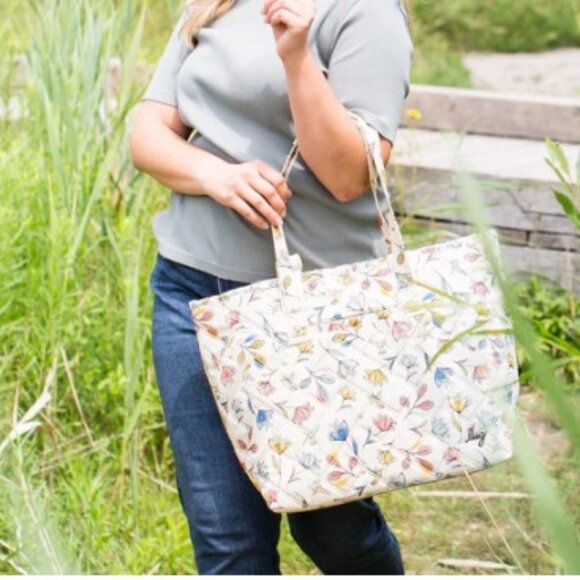 Lug Ferry XL Expandable Carry-All Tote Bag Hummingbird Floral - Picture 6 of 13